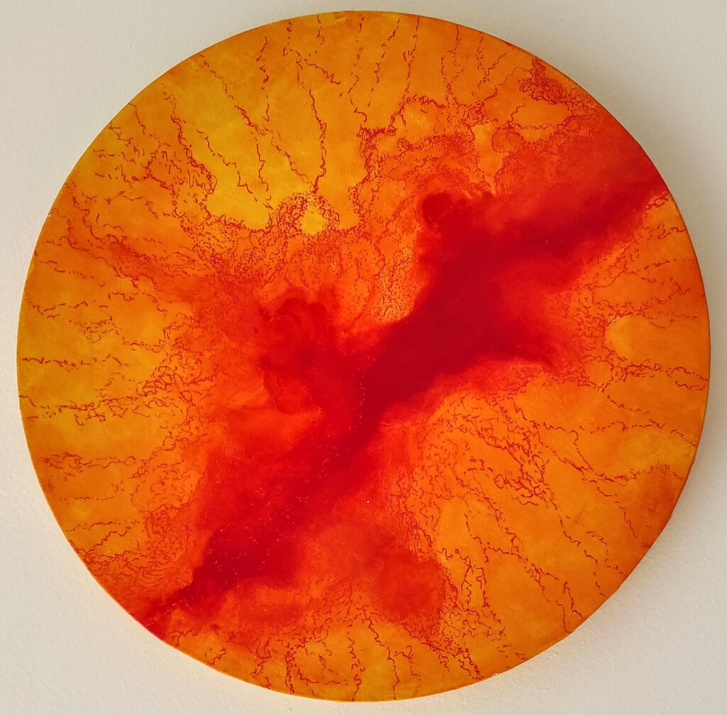 Peinture abstraite ronde "Solar Energy" jaune, orange et rouge avec détails au posca – œuvre de Nadège Tissot