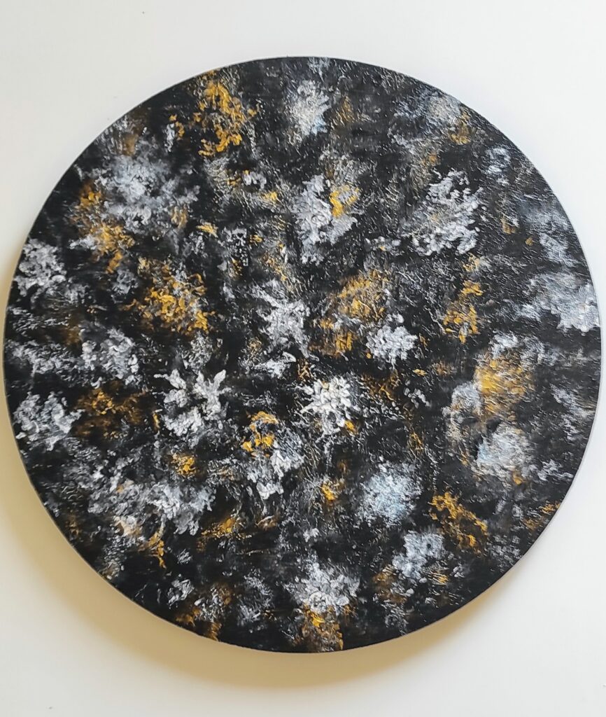 Peinture abstraite ronde "Aya" bleu marine avec touches blanches et dorées – Nadège Tissot